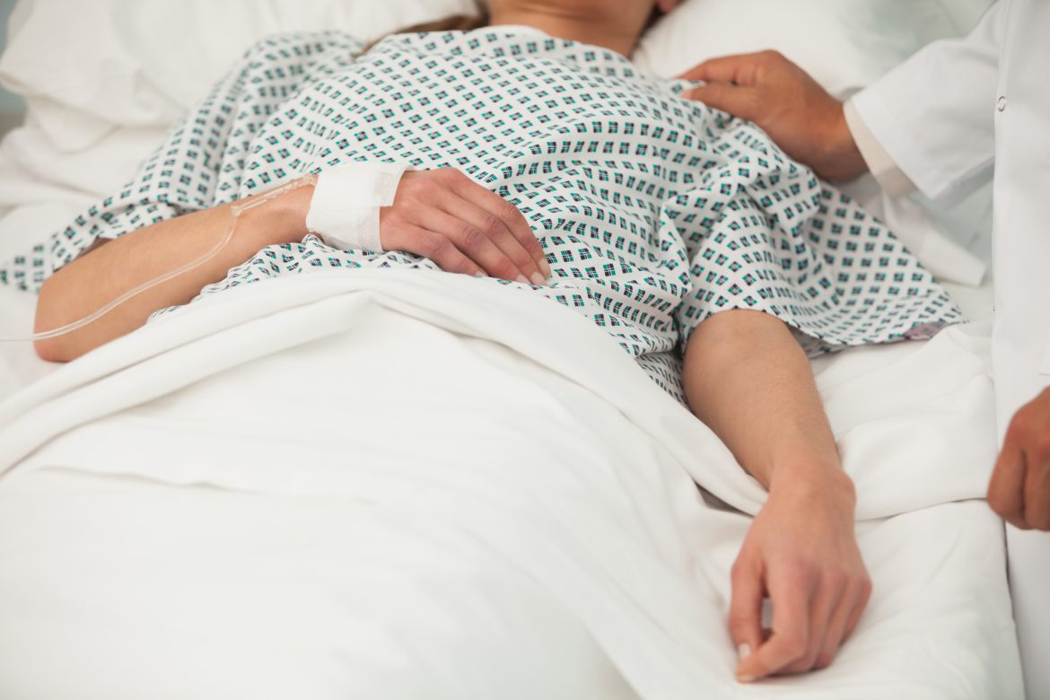 Old sick lady lying in hospital bed baja autónomos