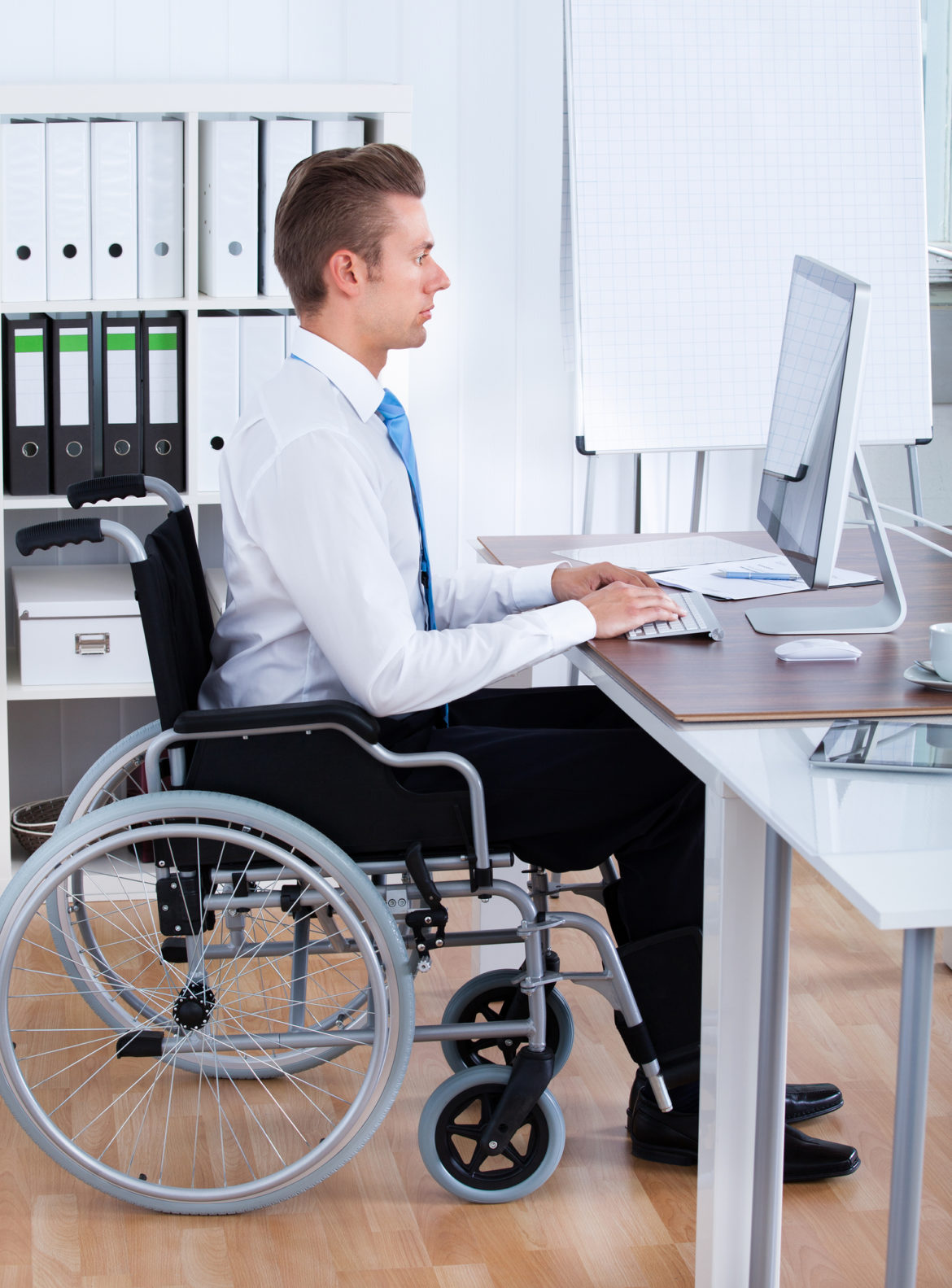 Businessman Sitting On Wheelchair And Using Computer Los autónomos que adquieran discapacidad también tendrán ayudas