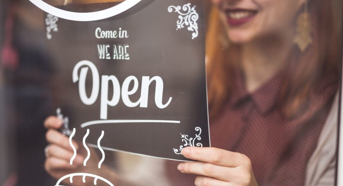 Emprendedora abriendo su negocio por primera vez