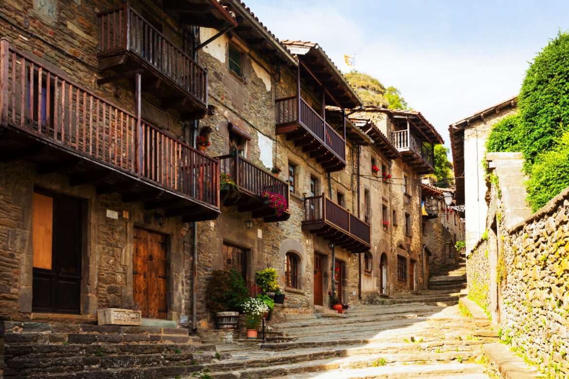 pintoresca-vista-antigua-aldea-catalana emprendimiento rural