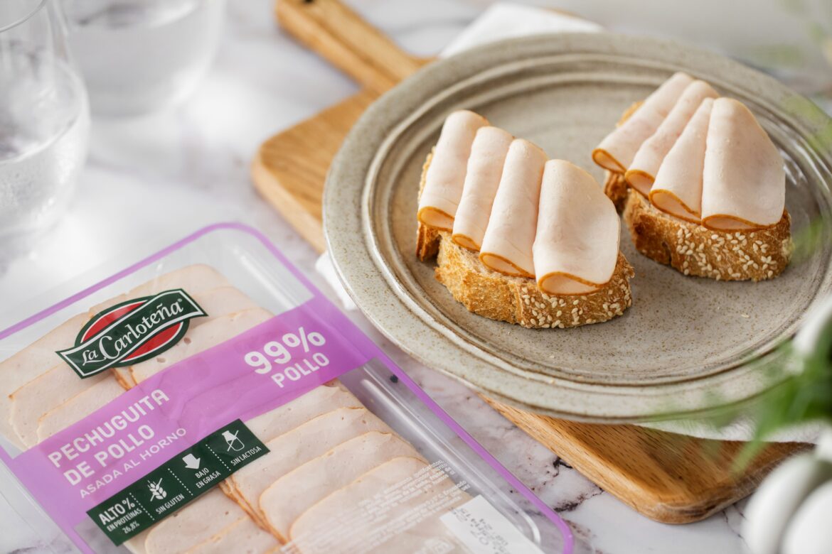 «Pechuguita 99 %» se convierte en protagonista del verano con la nueva campaña de La Carloteña