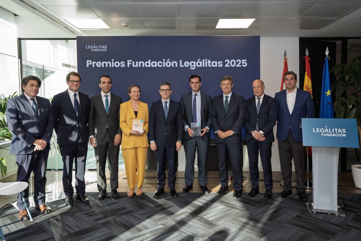El ministro de Justicia preside la entrega de los premios Fundación Legálitas a la RAE y TaxDown