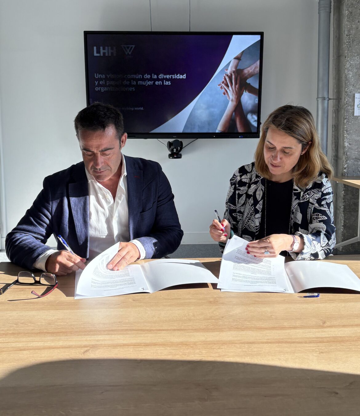 LHH y WIB firman una alianza estratégica para impulsar el liderazgo femenino en el sector bancario