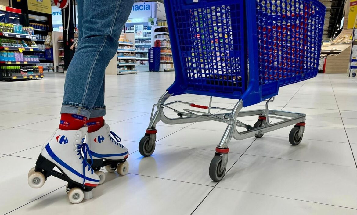 Carrefour cumple el sueño de muchos españoles: patinar por el hipermercado será posible