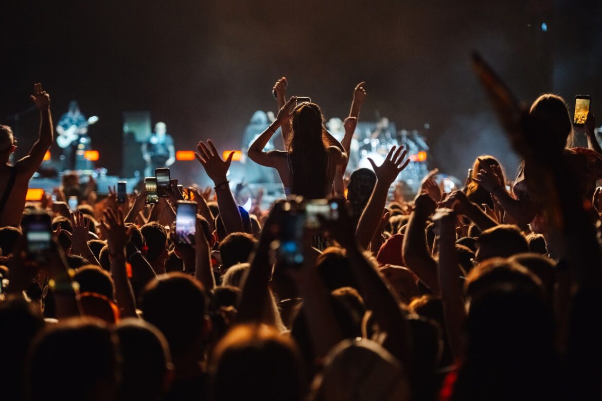 Festivales en pueblos y playas logran conectividad total con satélite y wifi temporal