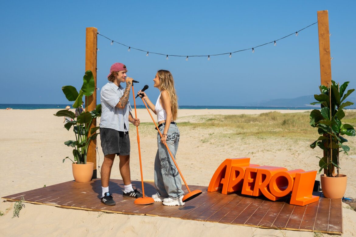 Aperol Spritz une a Paula Koops y Noan para versionar el himno de la amistad que ha marcado a generaciones de españoles