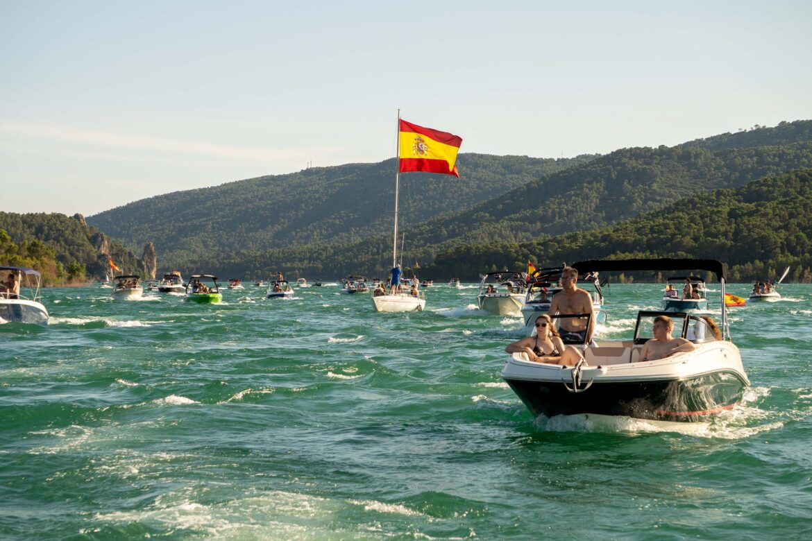 La Virgen del Carmen surca un Entrepeñas rebosante en la ribera de Pareja