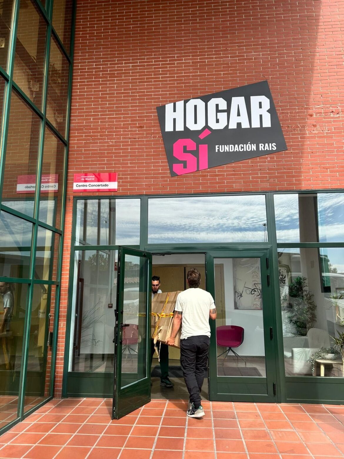 DHL Freight España apoya a Hogar Sí con la donación de equipamiento para personas convalecientes sin hogar