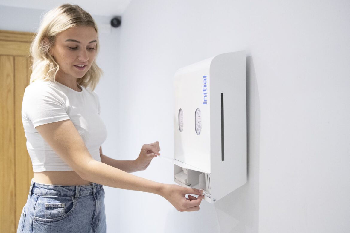 Vuelta al cole: 4 razones por las que contar con dispensadores de higiene menstrual en los baños de los centros académicos