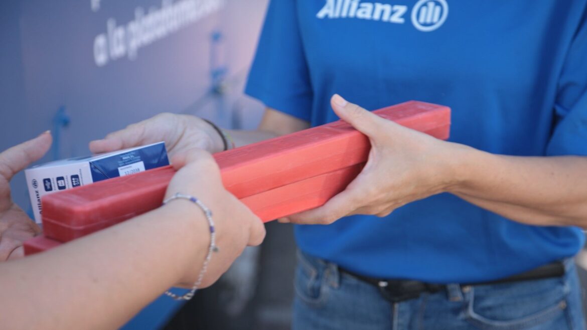 Foto_Allianz_Baliza Allianz convierte el fin del triángulo de emergencia en arte y en un movimiento de prevención colectiva