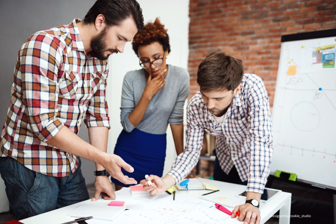 colegas-discutiendo-nuevas-ideas-en-la-reunion-de-negocios creación de empresas