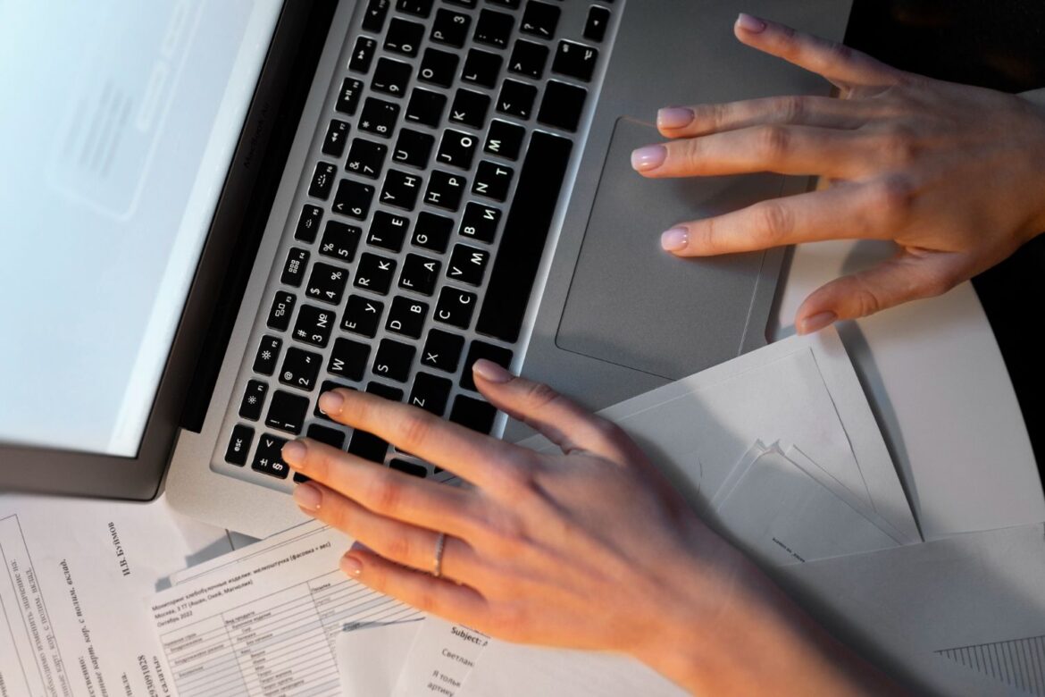 Redkom refuerza su servicio de factura electrónica para autónomos y pymes ante el avance de la digitalización obligatoria