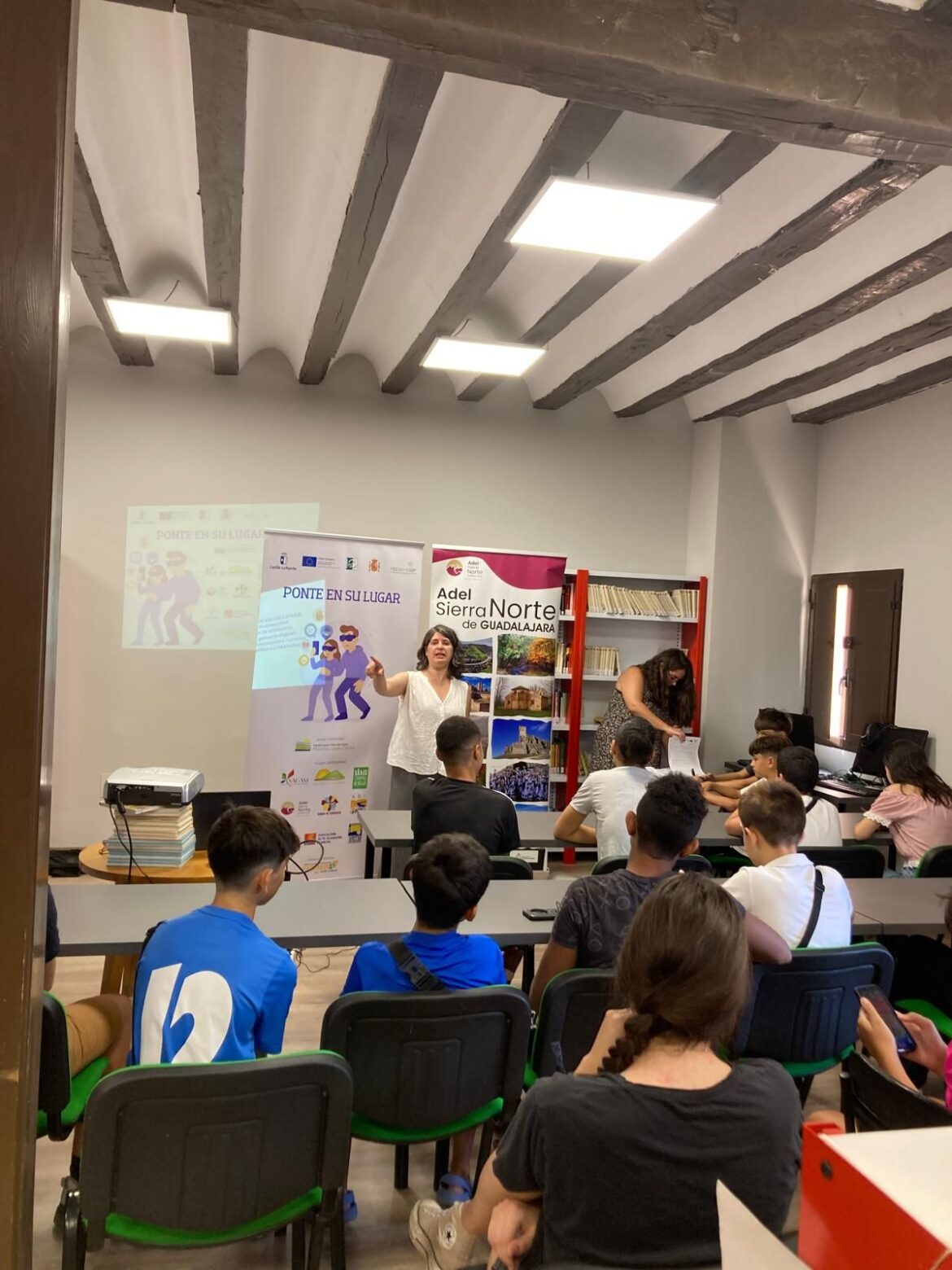 ADEL llevó la lucha contra la violencia de género digital a la Sierra Norte