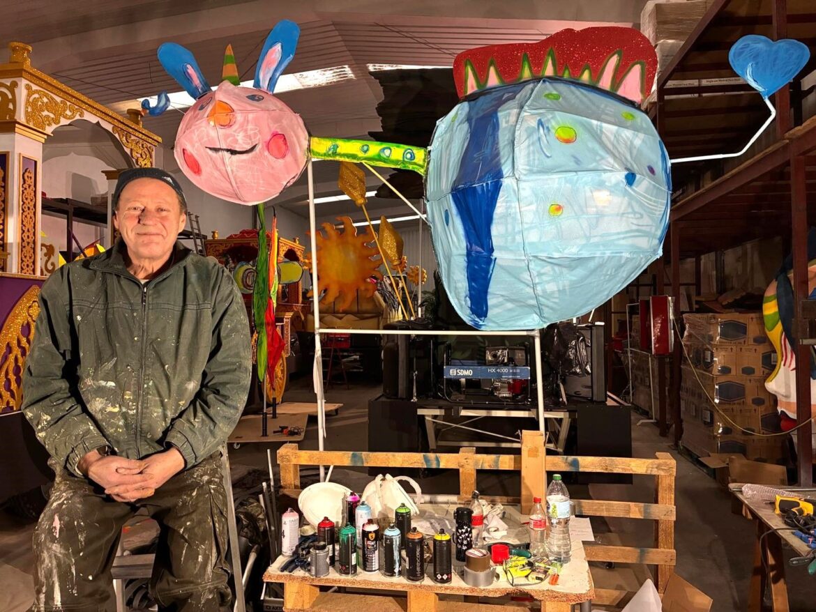 Fernando Hervás suaviza su universo artístico al convertir dibujos infantiles en esculturas gigantes