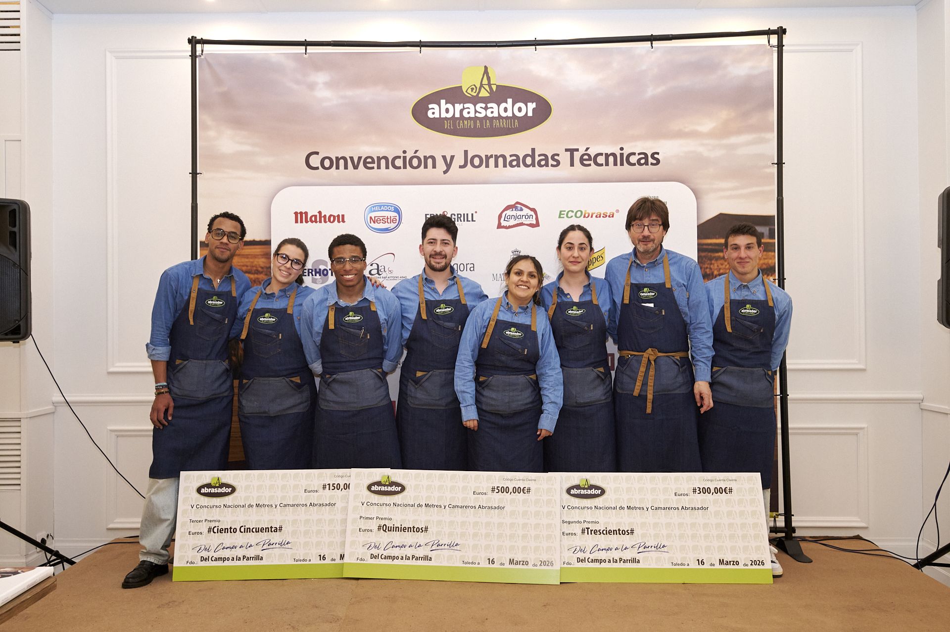 Grupo Abrasador premia a los maestros de la sala en el V Concurso Nacional de Metres y Camareros