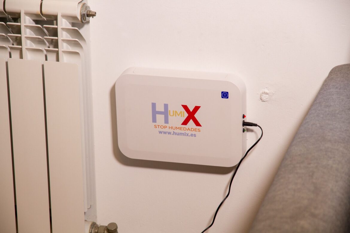 Ocho años con humedad en casa: una vecina de Valladolid documenta cómo su pared se seca en tres meses