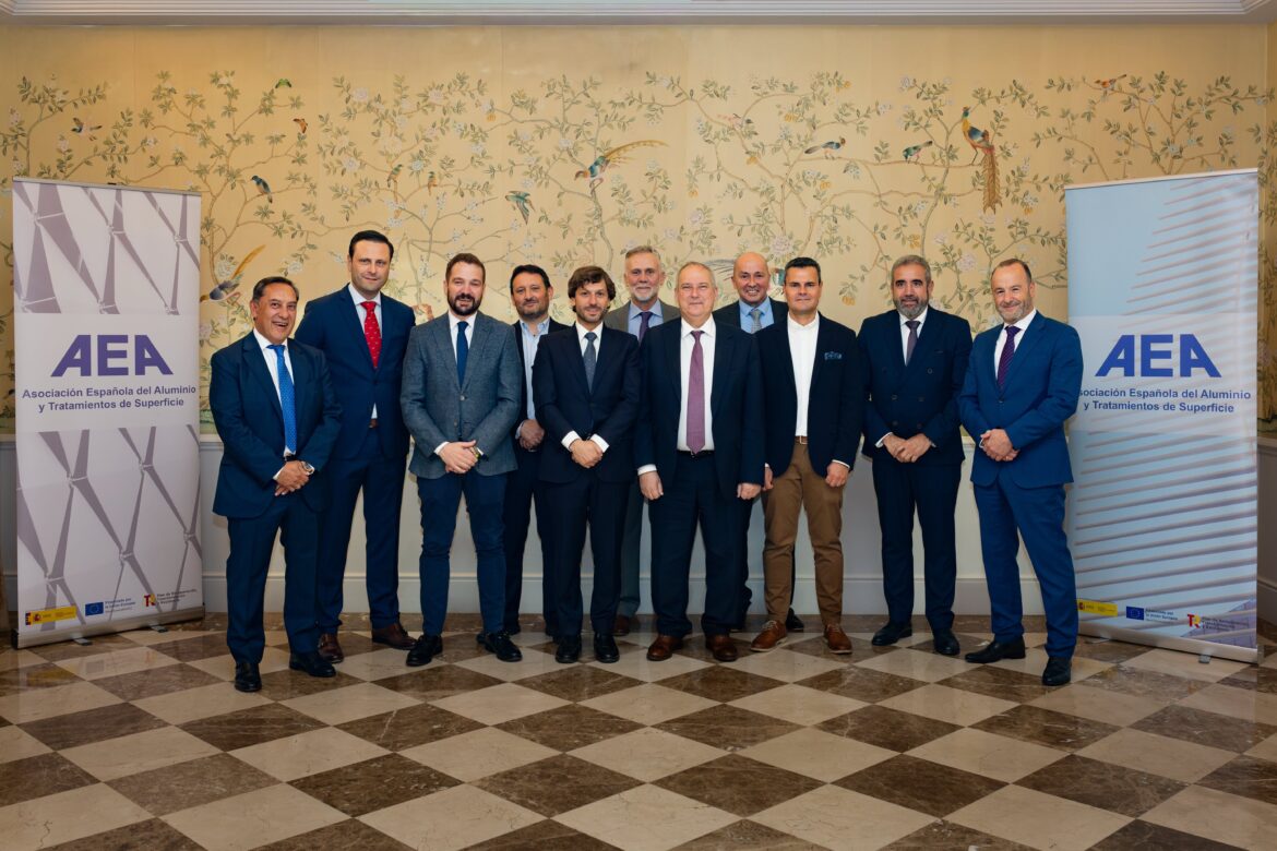 La patronal del aluminio se reúne con el Ministro de Industria para abordar los desafíos del sector