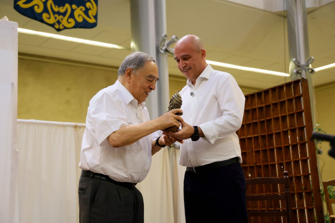 Pastrana reconoce a Marcelo Duarte, director emérito de la Coral La Paz, con el Premio Princesa de Éboli