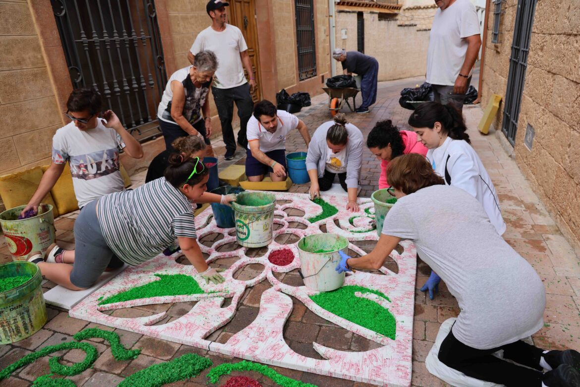 Almonacid desafió a la lluvia para volver a convertir sus calles en una obra de arte efímera