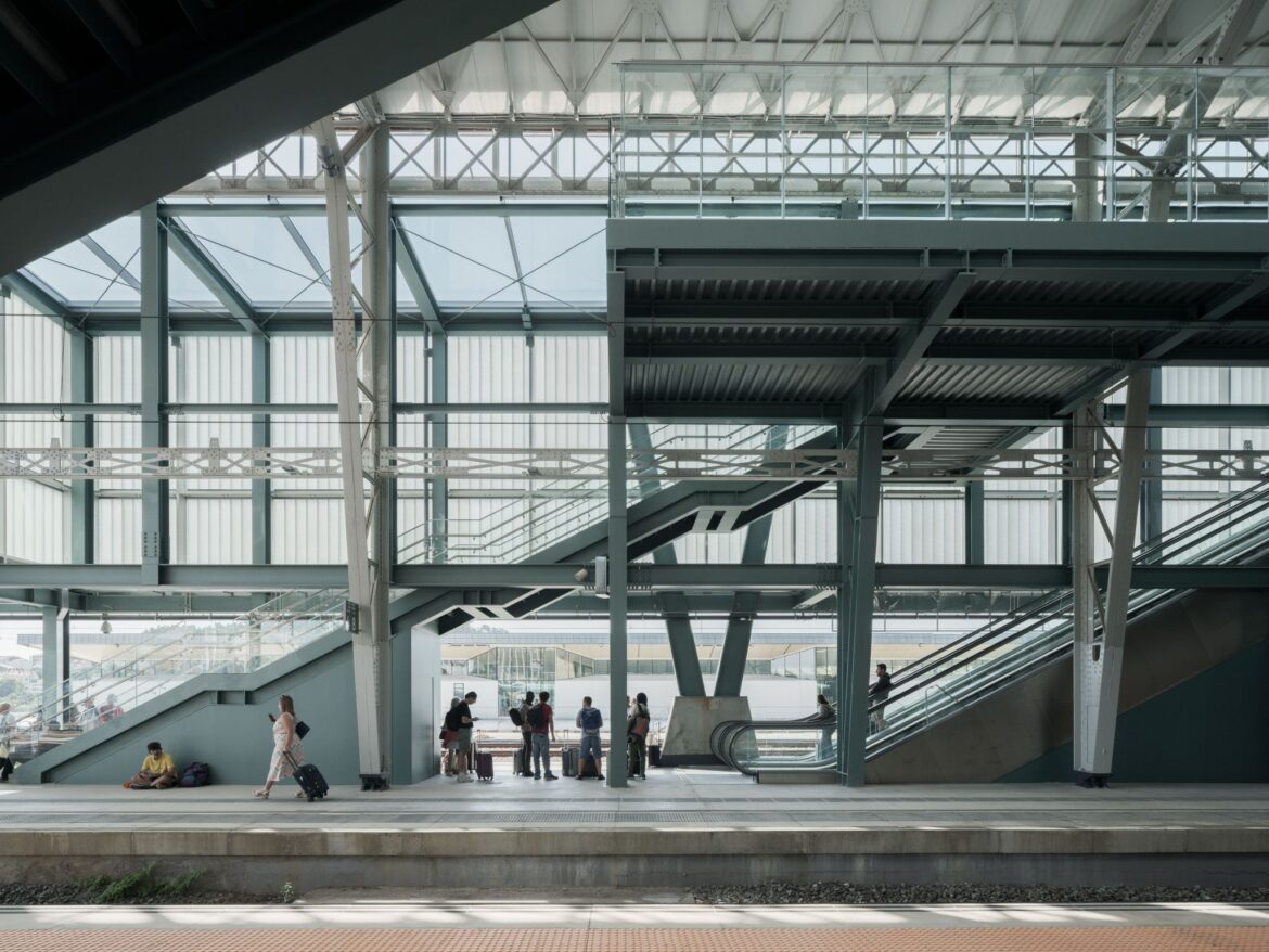 Comenza en el nuevo edificio de viajeros de la estación Santiago de Compostela-Daniel Castelao