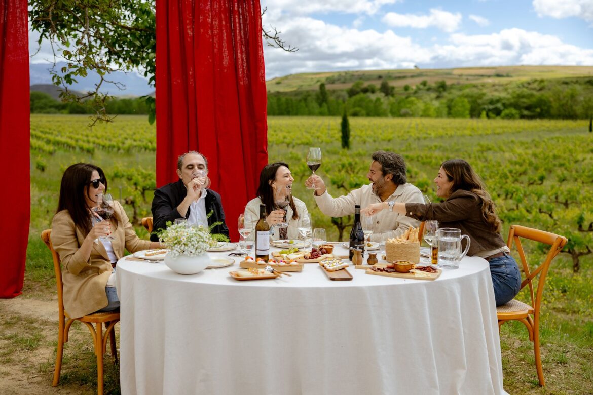 Cuando el vino invita a parar: así es ‘Hechos para sentir’, la miniserie digital de Ramón Bilbao