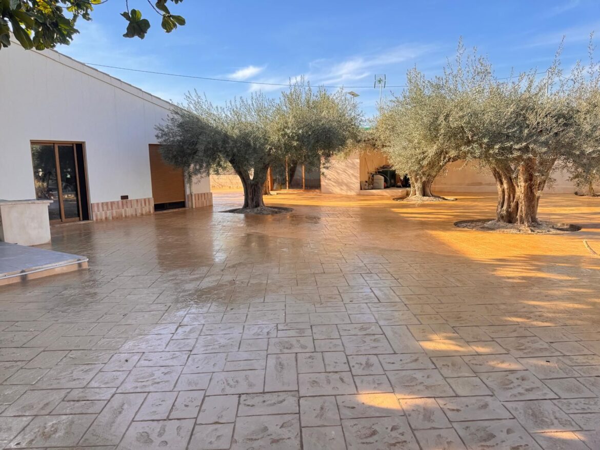 Pavimurcia explica por qué se agrieta el hormigón impreso y cómo prevenirlo en Murcia