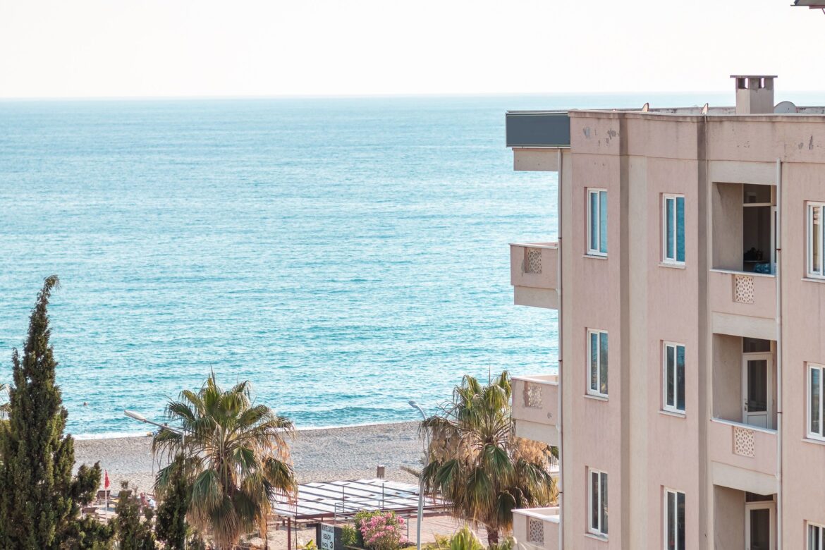Dos meses de alquiler de verano en la Costa Brava supera los ingresos de un año completo en Girona capital