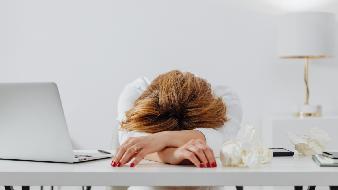 Dr. Alexander Bilbao sobre el Síndrome de burnout: «Existen ciertos signos de alarma como no poder dejar el trabajo en la oficina, que el fin de semana no sea reparador o que, incluso, unas vacaciones no permitan desconectar del trabajo»