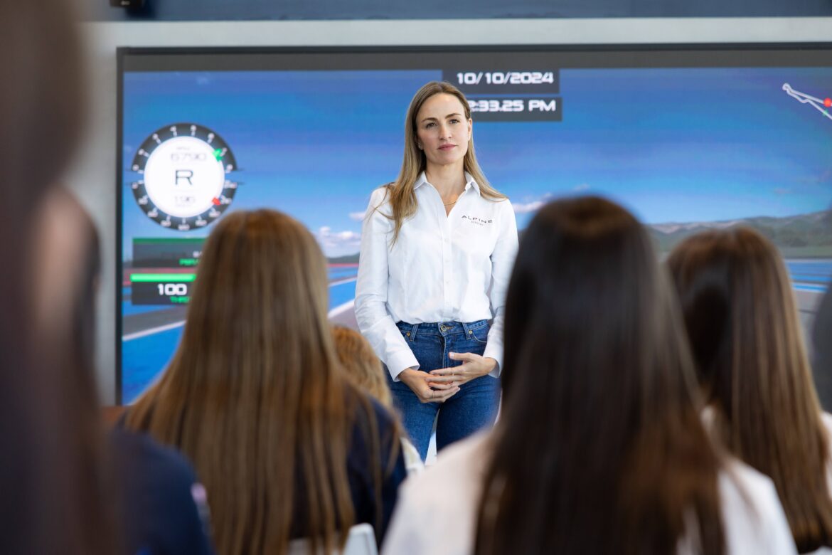Carmen Jorda acerca el automovilismo a las niñas que sueñan con competir en la FORMULA 1