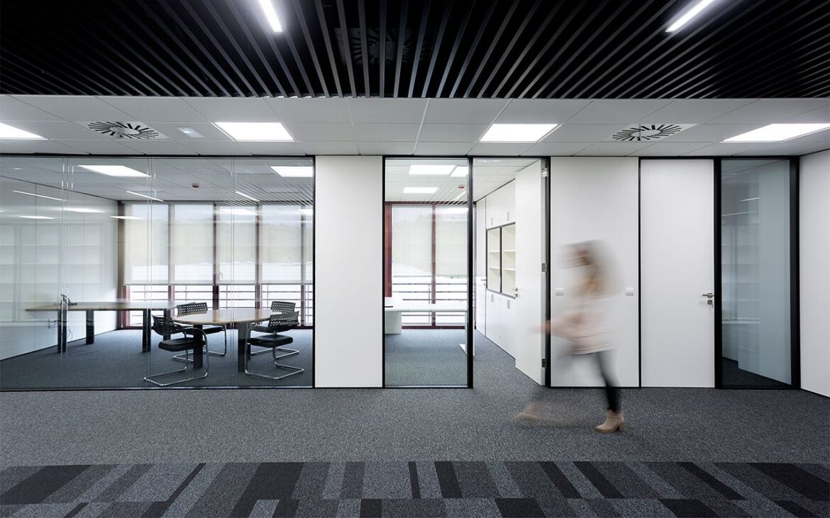El suelo técnico elevado impulsa la flexibilidad en las oficinas de Málaga